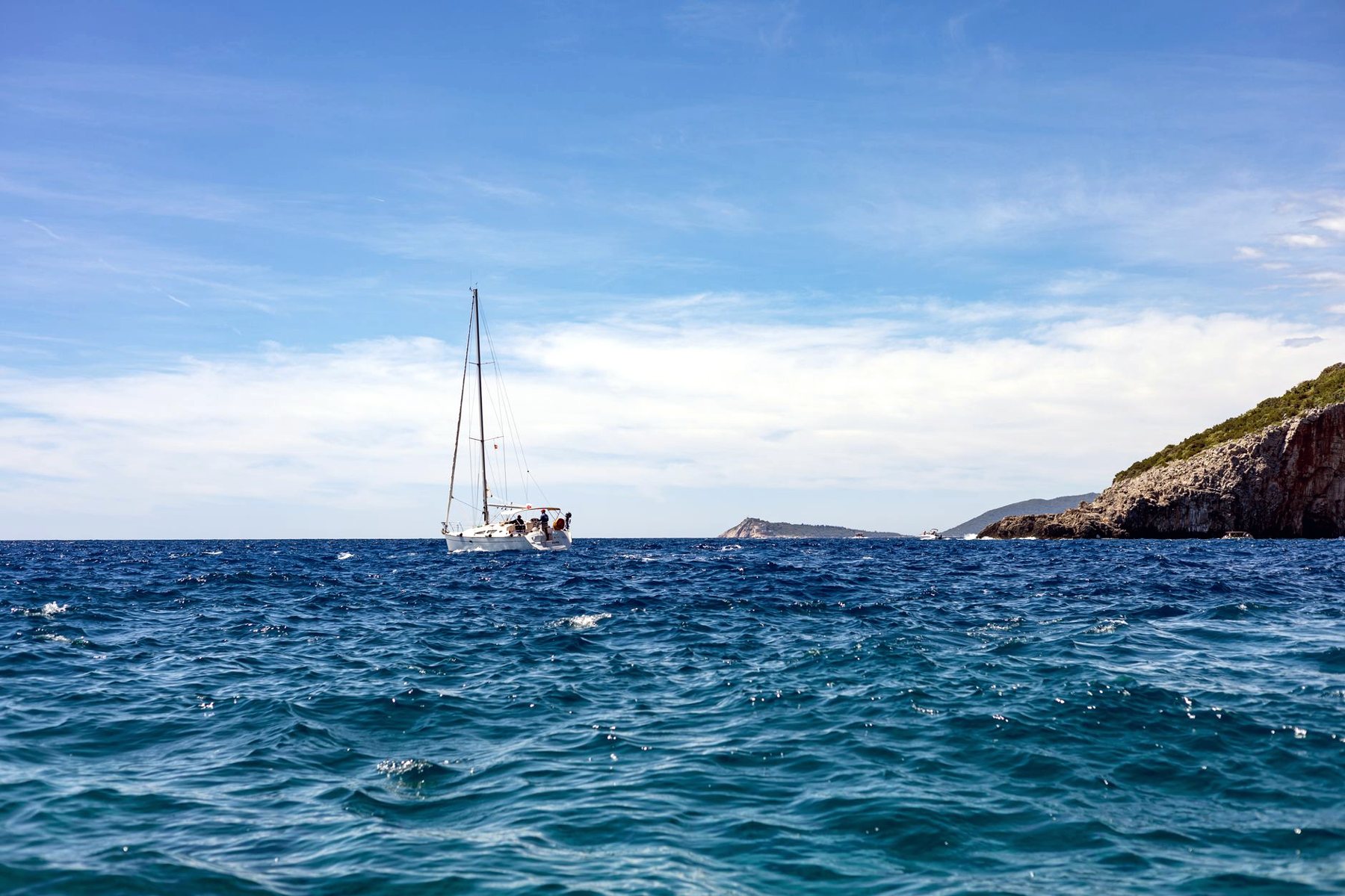 Un voilier au large de la côte varoise